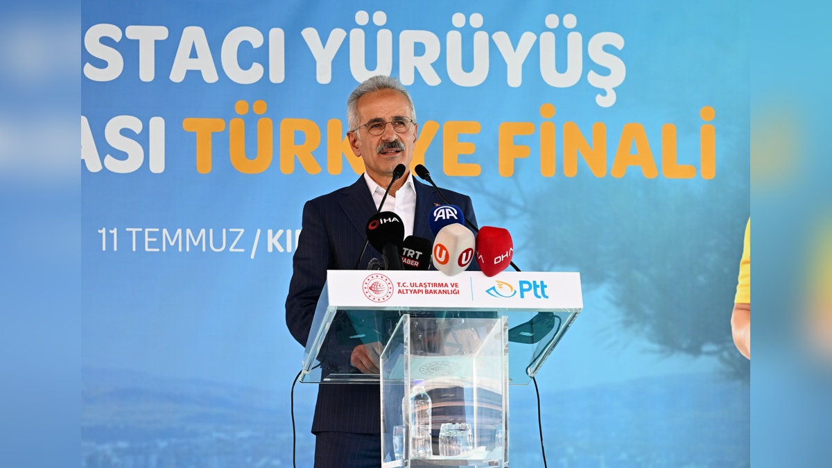 Uraloğlu, Kırıkkale'de Postacı Yürüyüş Yarışması'nda adayları izledi