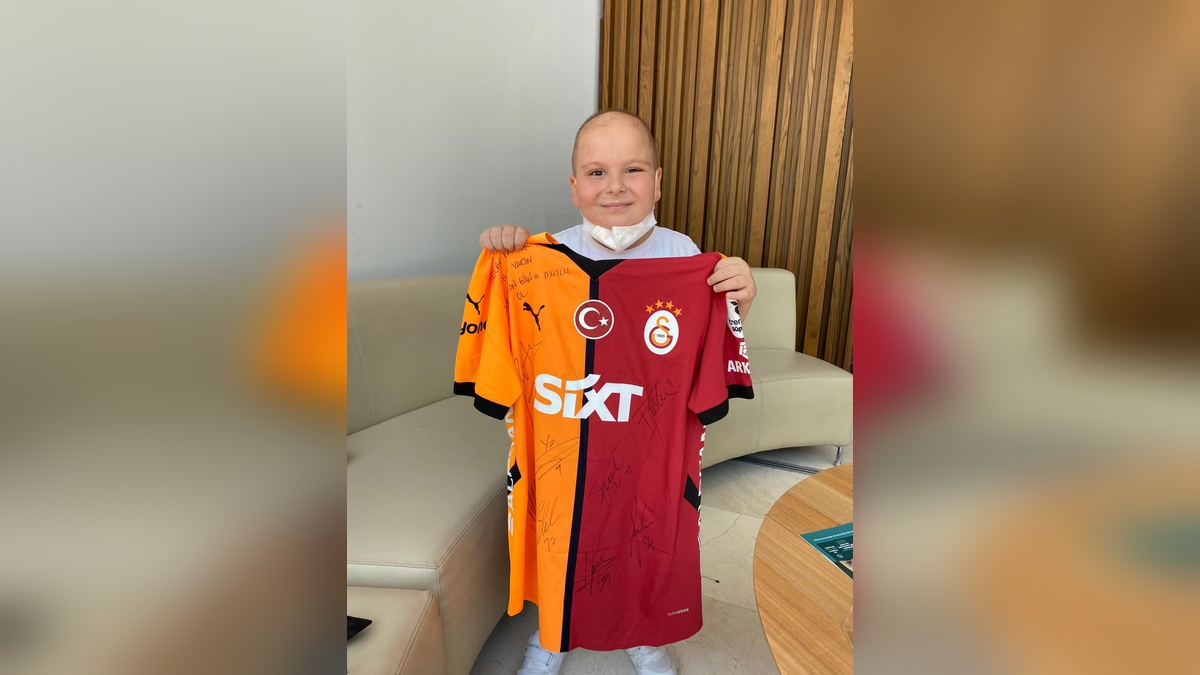Barış Alper Yılmaz'dan lösemili Barış'a imzalı forma