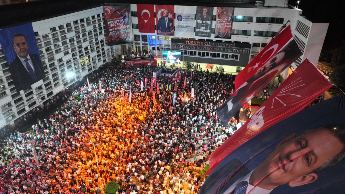 Özel, Antalya'da miting düzenledi: Böcek'in tahliyesini istedi