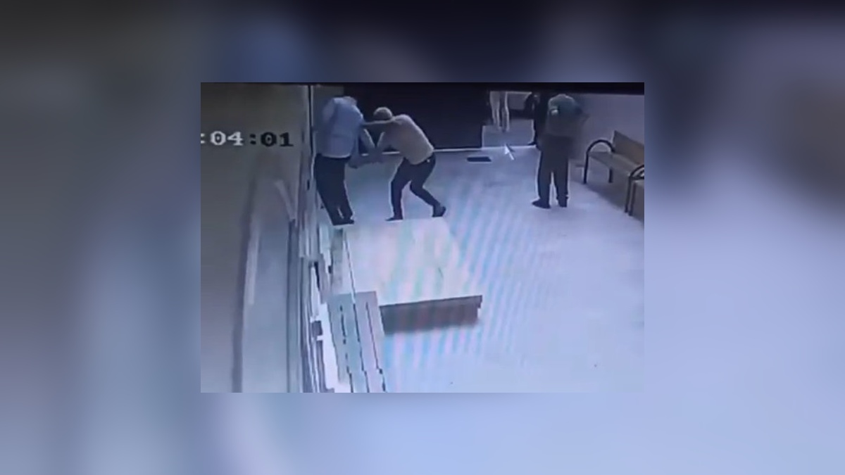 mersin'de cami avlusunda uyuşturucu kullanan şüpheli, müezzini bıçakladı