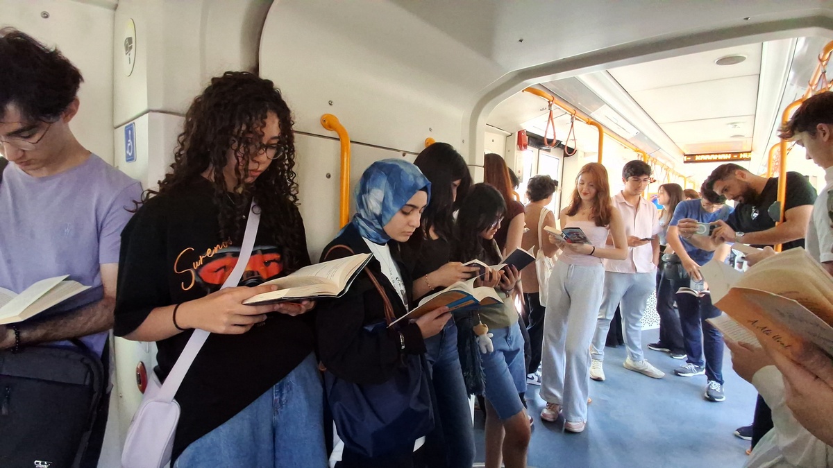 Bursa'da lise öğrencileri metroda kitap okuyarak farkındalık etkinliği düzenledi