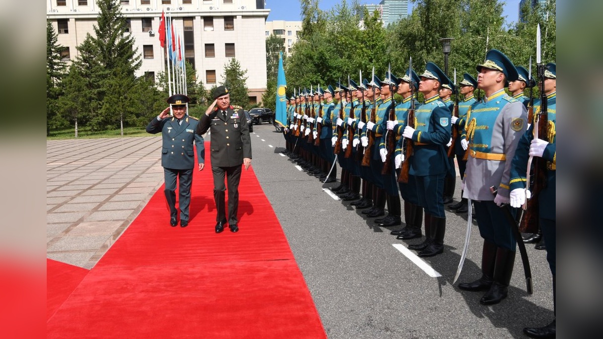 Orgeneral Gürak, Kazakistan'da resmi temaslarda bulundu