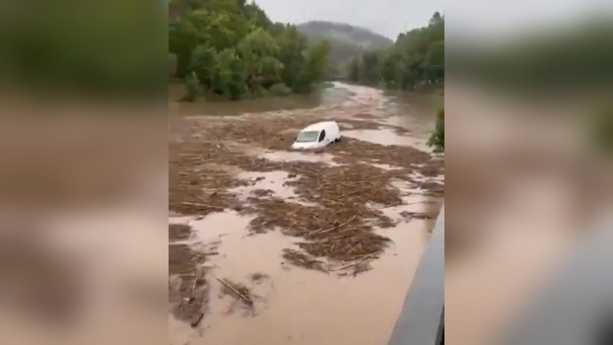 Zaragoza'da sel felaketi: Araçlar sular altında kaldı