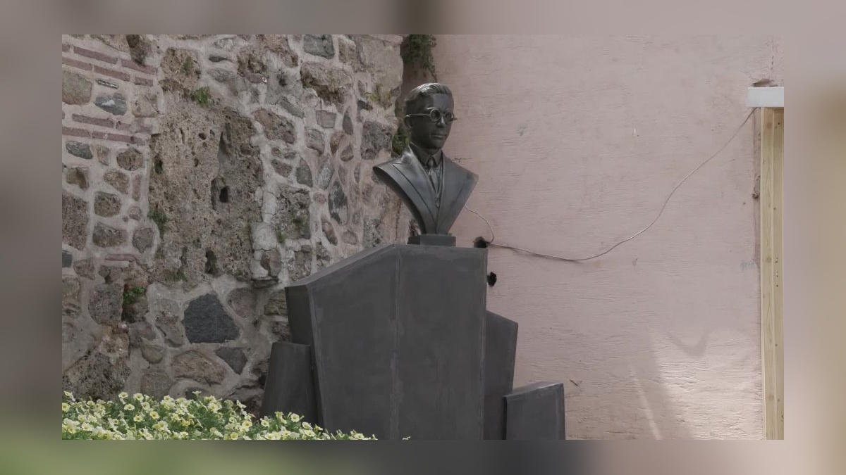 Bursa Büyükşehir Belediyesi, Cemal Nadir Güler'in büstünü yeniledi