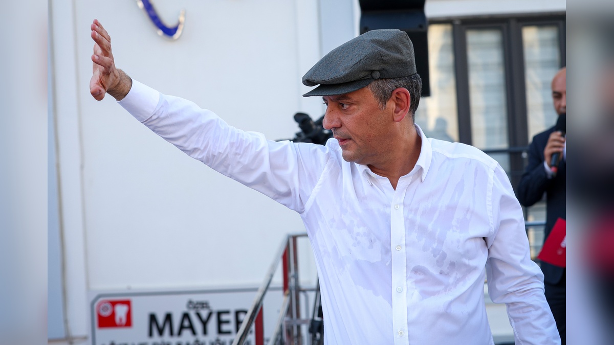 Özgür Özel, Adıyaman'da Tutdere'yi ziyaret etti: 'Bu, Adıyaman'a yapılmış bir kötülük'