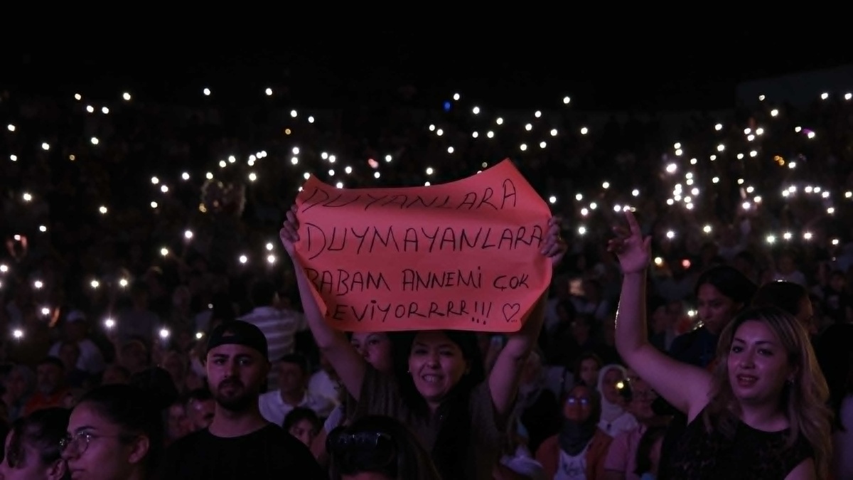 Cengiz Kurtoğlu Akşehir'de konser verdi