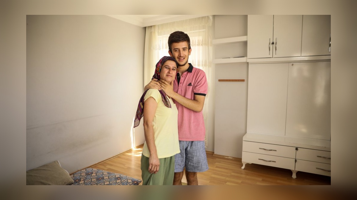 Antalya'da otizmli oğlu için renkli erişte satan anne: 'Hikayemi insanlar dinlesin istiyorum'