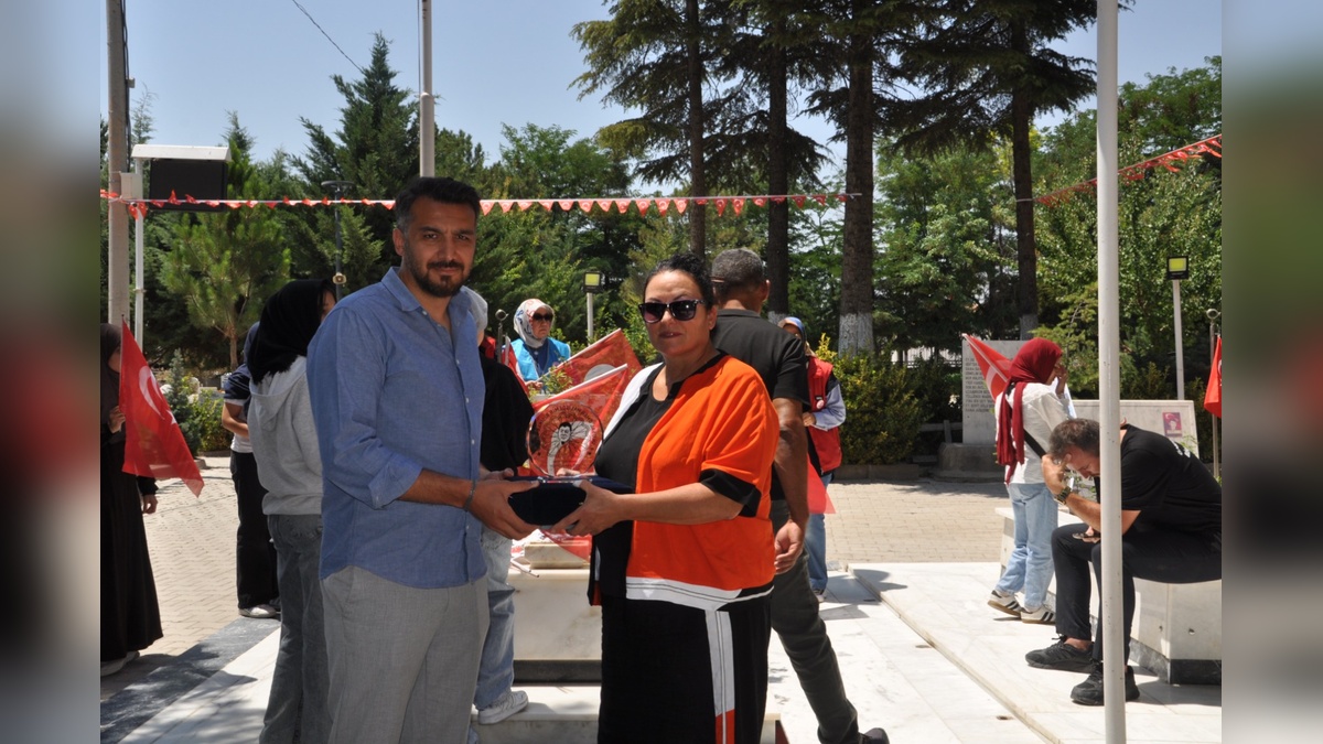 Niğde'de 750 kilometrelik bisiklet turu tamamlandı: Şehit Halisdemir'in kabrine şehit toprağı bırakıldı