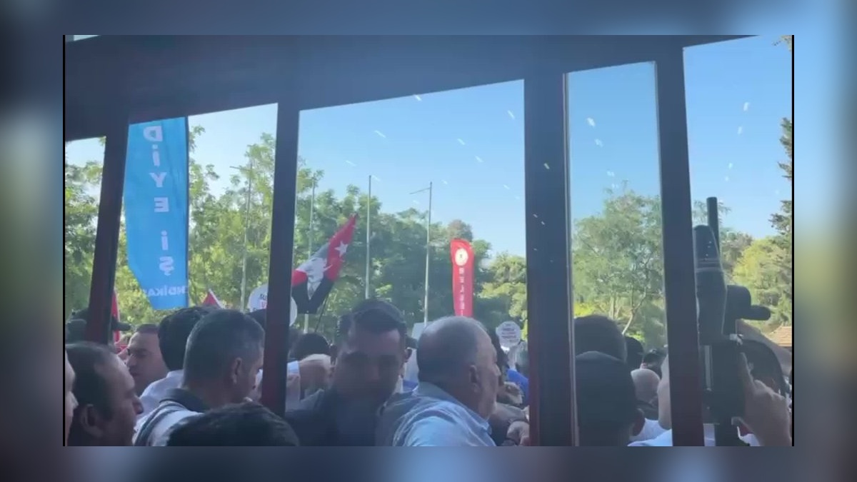 İzmir'de 400 işçi belediye meclisi önünde protesto etti: Polis biber gazıyla müdahale etti