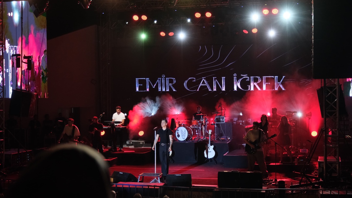 Emir Can İğrek, Akşehir'de coşkulu bir konser verdi