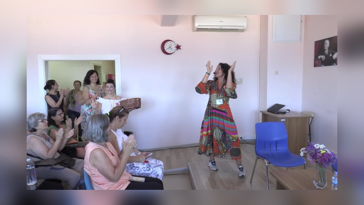 İzmir'de 65 yaş üstü kursiyerler 'Kahkaha Yogası' ile buluştu