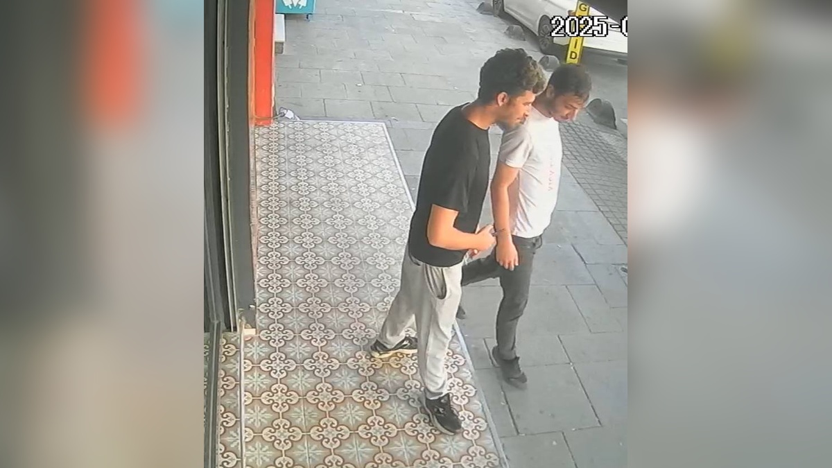 Sultanğazi'de telefon hırsızlığı: güvenlik kamerası görüntülerinde kardeşlerin kaçışı