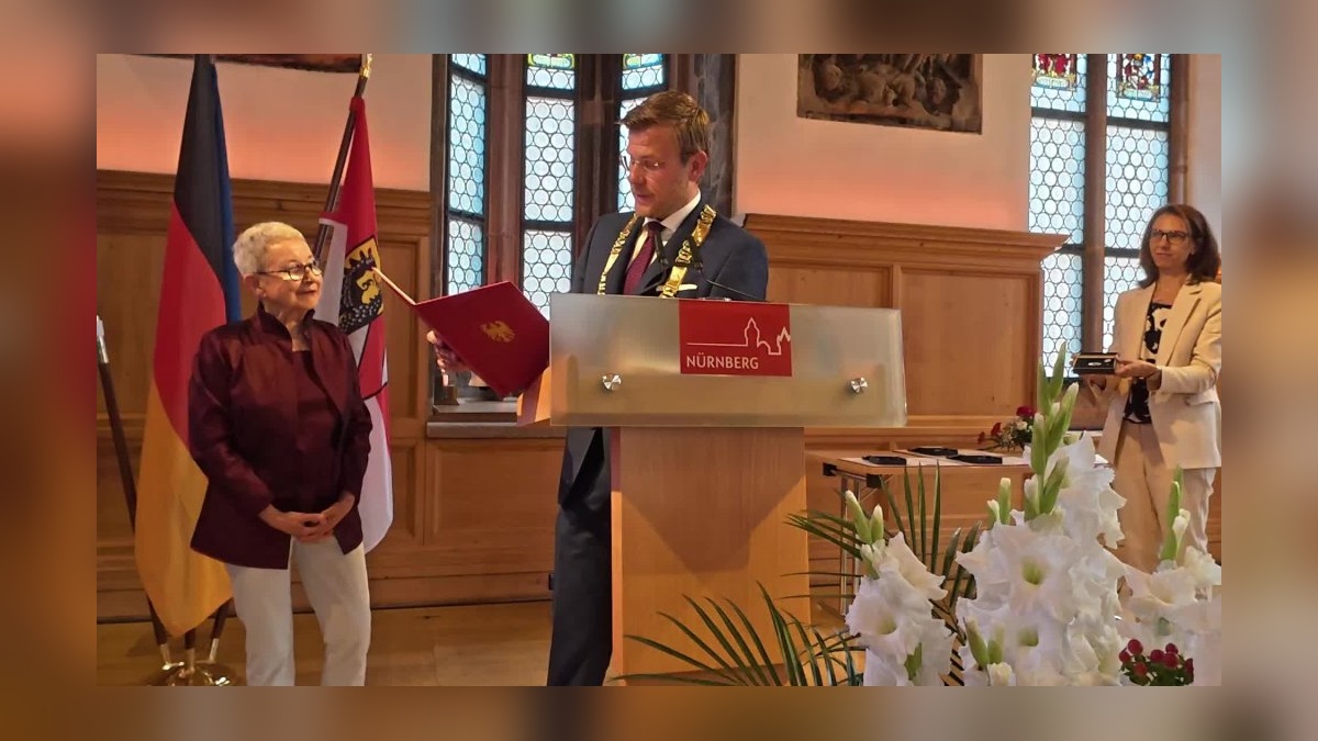 Meral Akkent'e Nürnberg Şehir Onur Madalyası