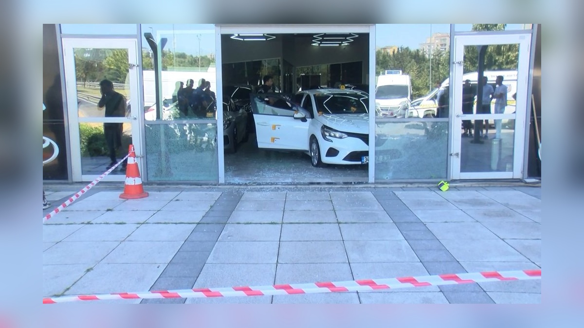 Küçükçekmece'de oto galeriye silahlı saldırı: 1 yaralı