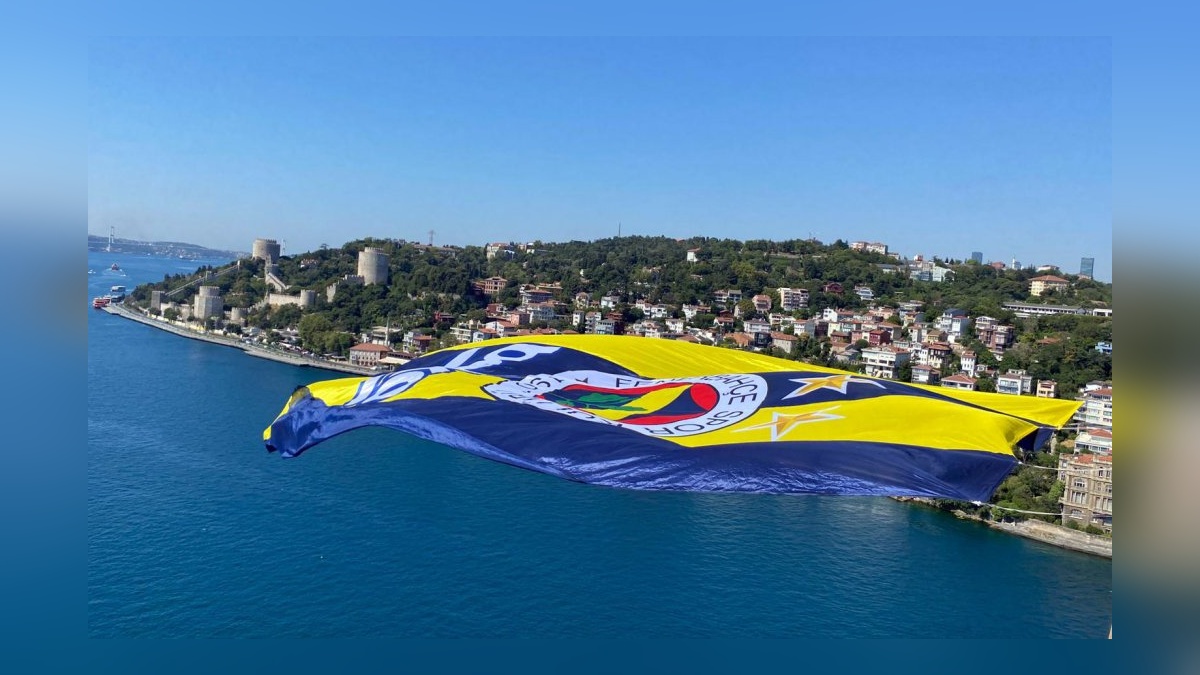 Fenerbahçe Beko'nun 3 kupalı sezonunun dev bayrakları köprüleri süsledi