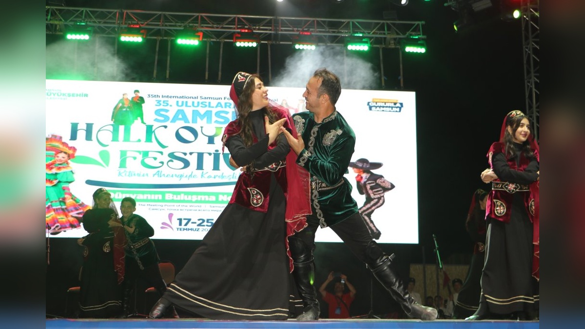 Samsun'da Uluslararası Halk Oyunları Festivali başladı: 13 ülkeden 500 dansçı katılıyor