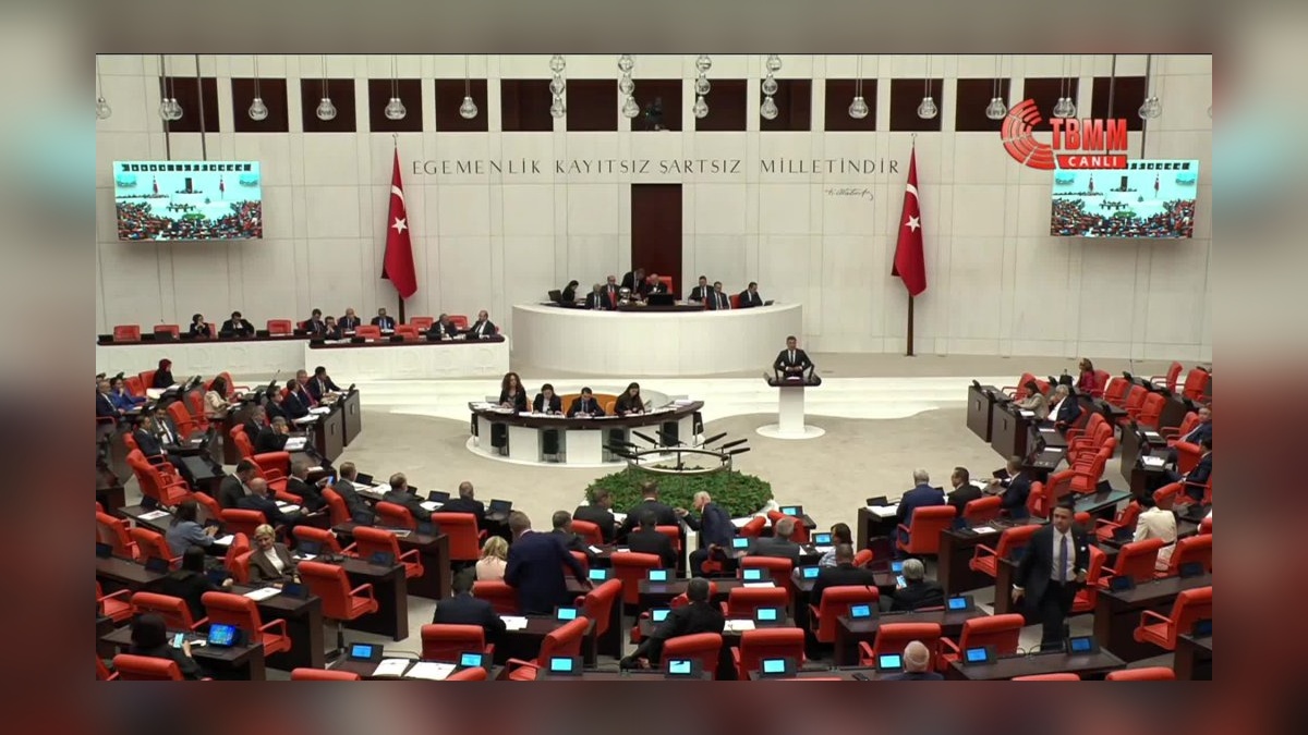 TBMM'de gerilim: 'Ayı gibi oturuyorsun' tartışması