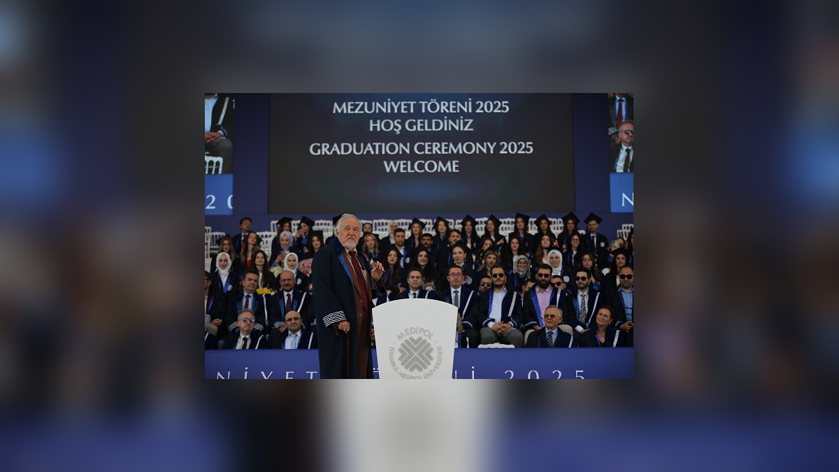Medipol Üniversitesi'nde 13 bin 362 öğrenci mezun oldu: İlber Ortaylı'dan hukukçulara tarihi sorumluluk vurgusu
