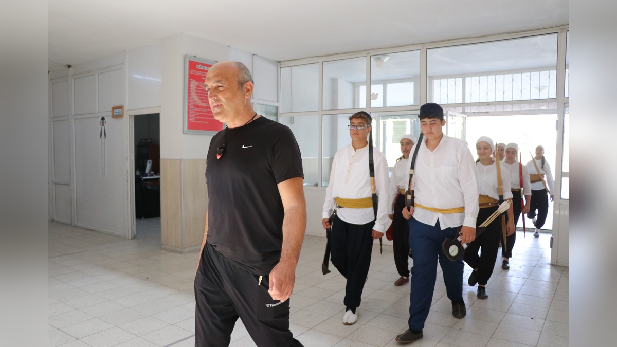Kayseri'de öğretmen, kendi tamir ettiği oklarla öğrencilerini şampiyon yaptı