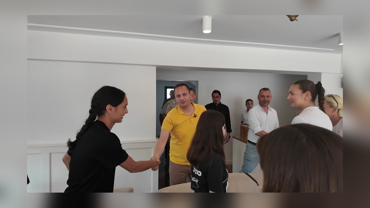 Bornova Belediyespor'un küçük kızlar voleybol takımı namağlup şampiyon