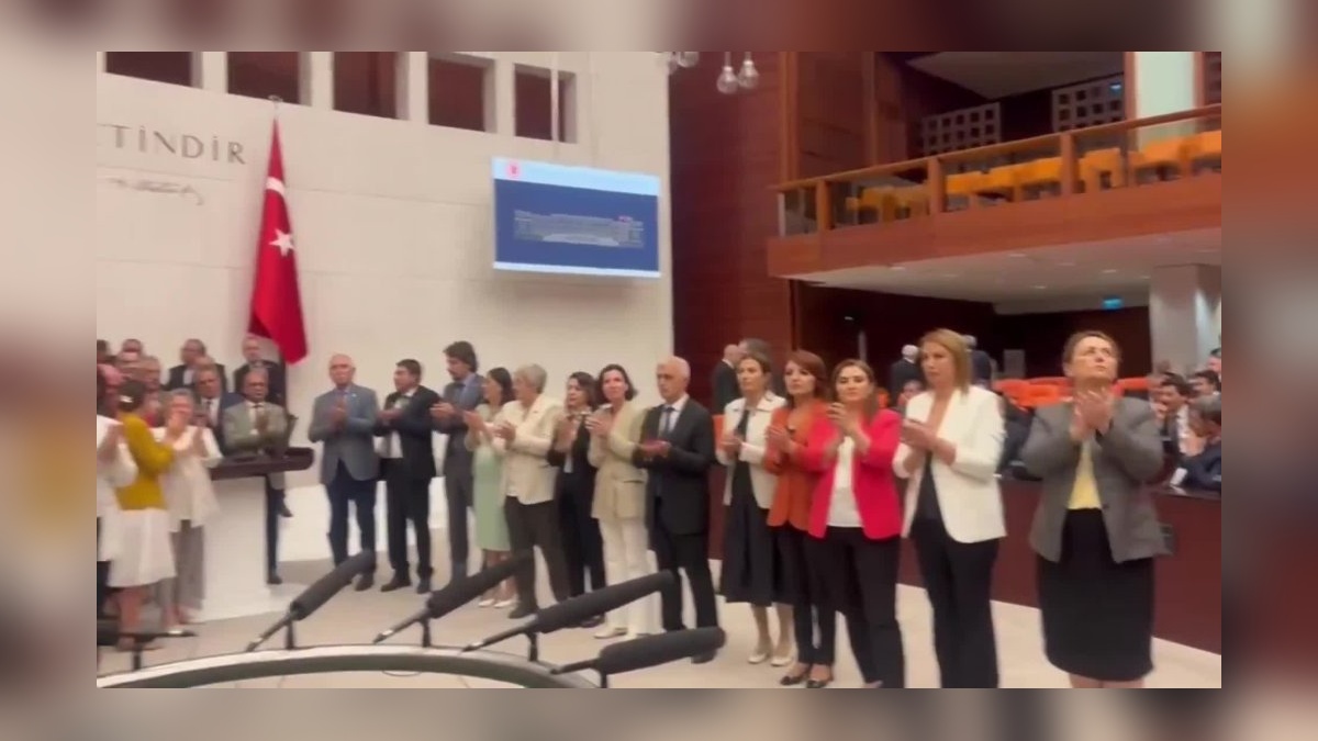 TBMM'de 'Süper İzin' protestosu: Kürsü işgali