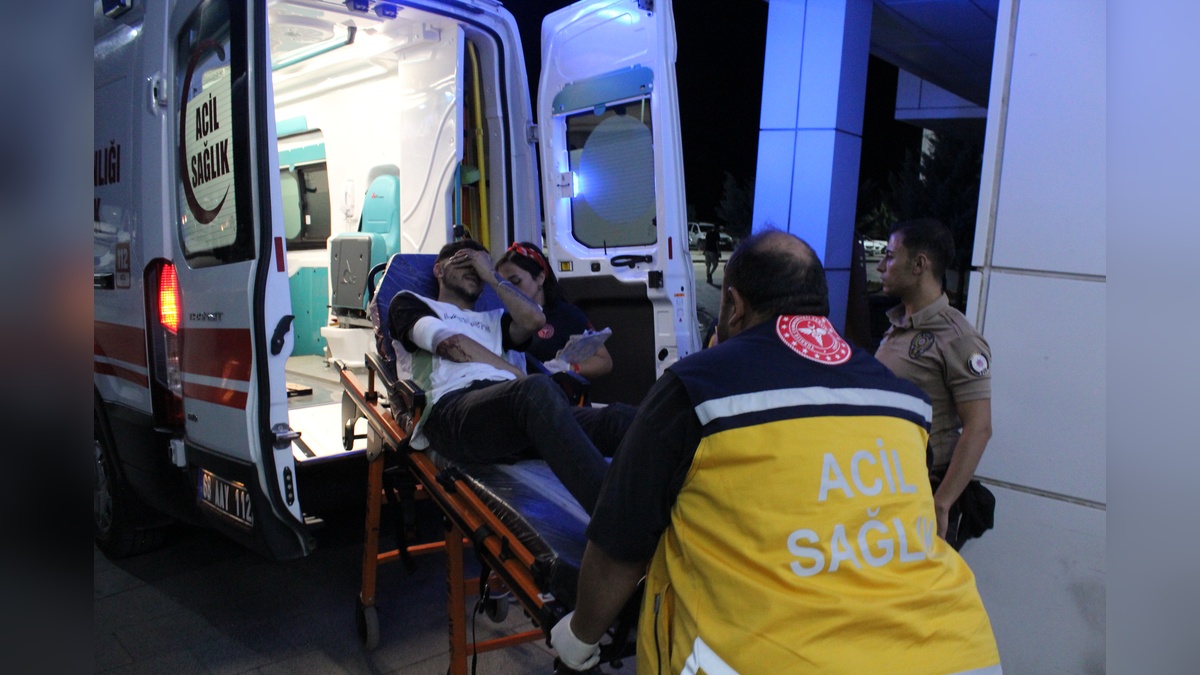 Aksaray'da iki arkadaş bıçaklı kavgada yaralandı