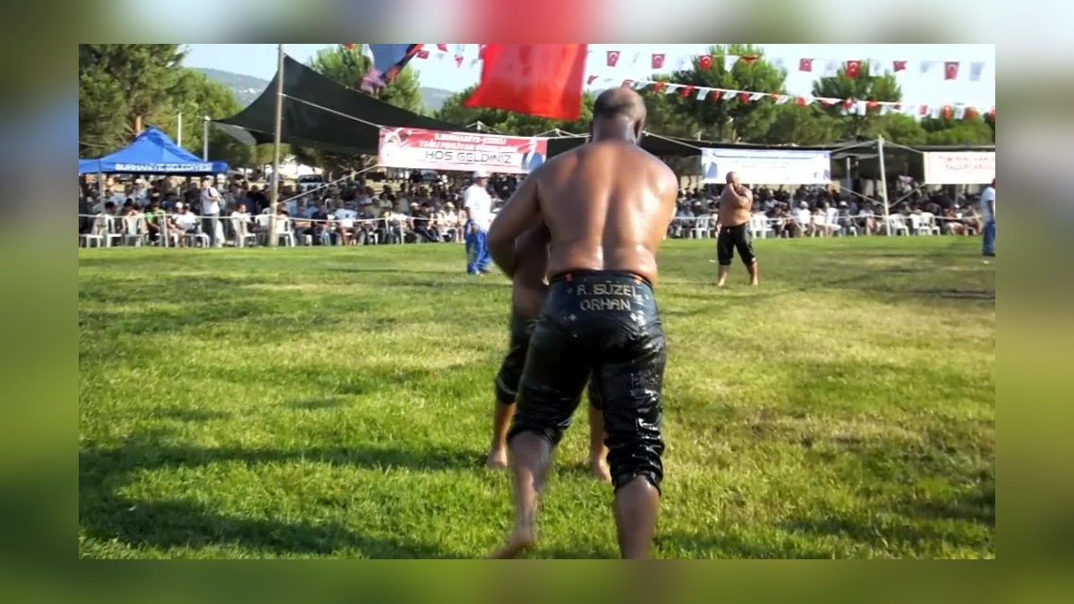 Burhaniye'de 9. Kızıklı Yağlı Güreşleri: Mustafa Taş altın kemeri kazandı