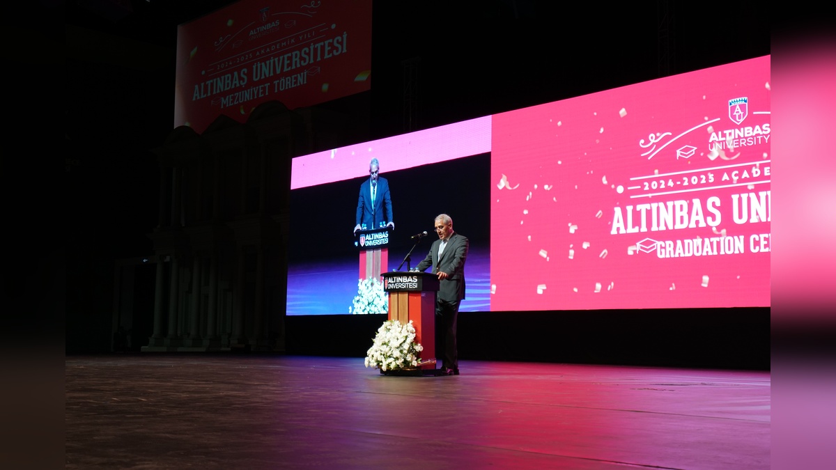 Altınbaş Üniversitesi mezuniyet töreni: 1300 öğrenci diplomalarını aldı