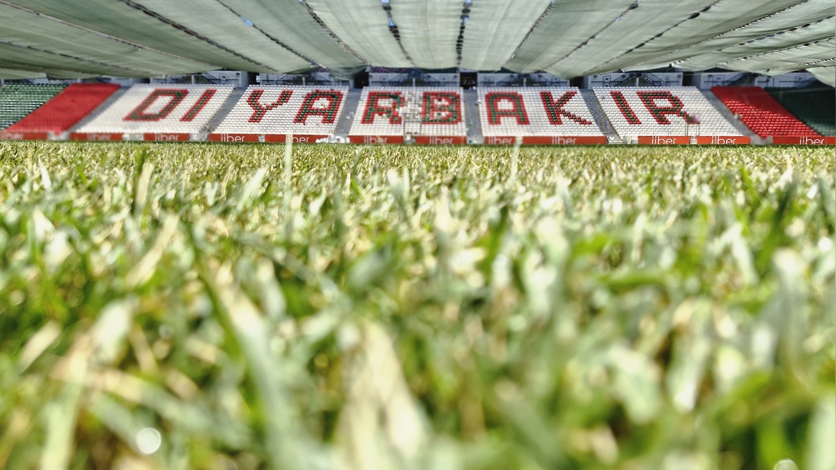 Diyarbakır Stadyumu'nun yeni zemini 1 Ağustos'ta hazır olacak