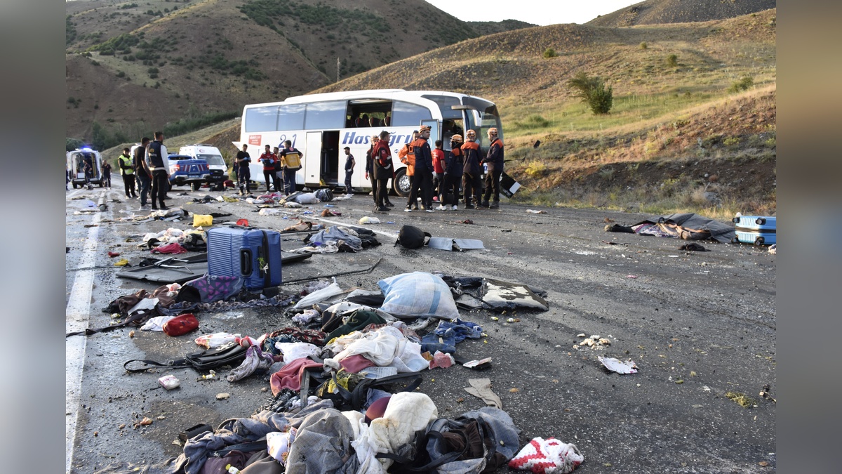 Sivas'ta otobüs kazası: 3 ölü, 24 yaralı