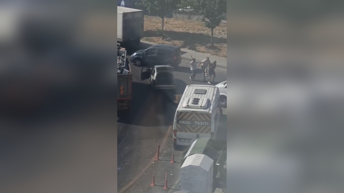 Kağıthane'de trafik kavgası: Keserle saldırı anı kamerada