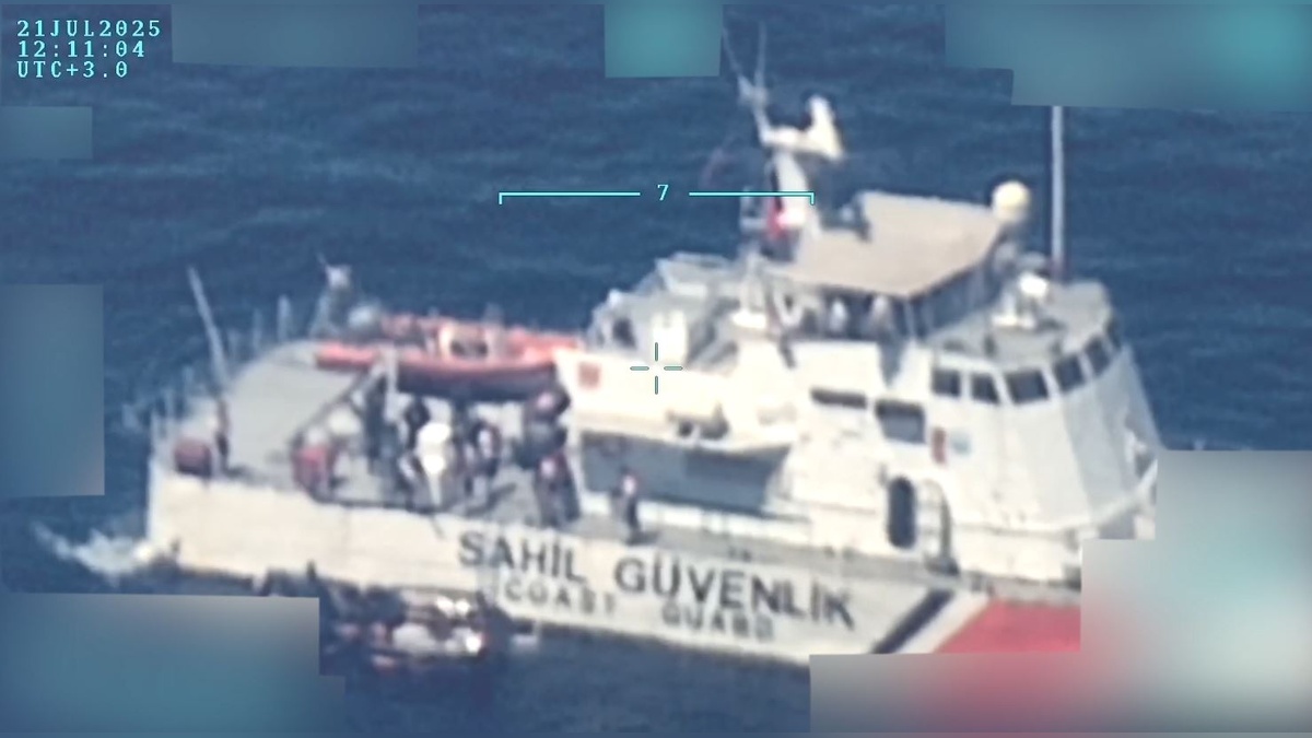 MSB: Yunan Sahil Güvenlik botu düzensiz göçmenleri Türk karasularına bıraktı