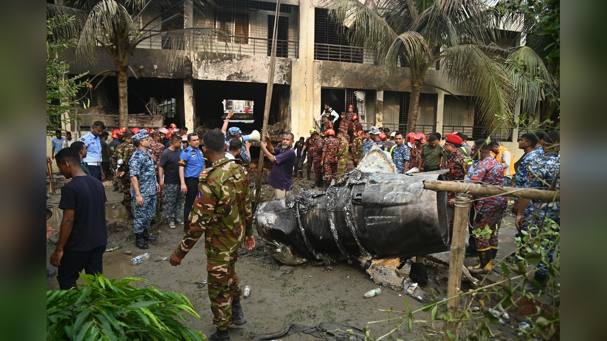 Dakka'da uçak düşmesi: Ölü sayısı 31'e yükseldi