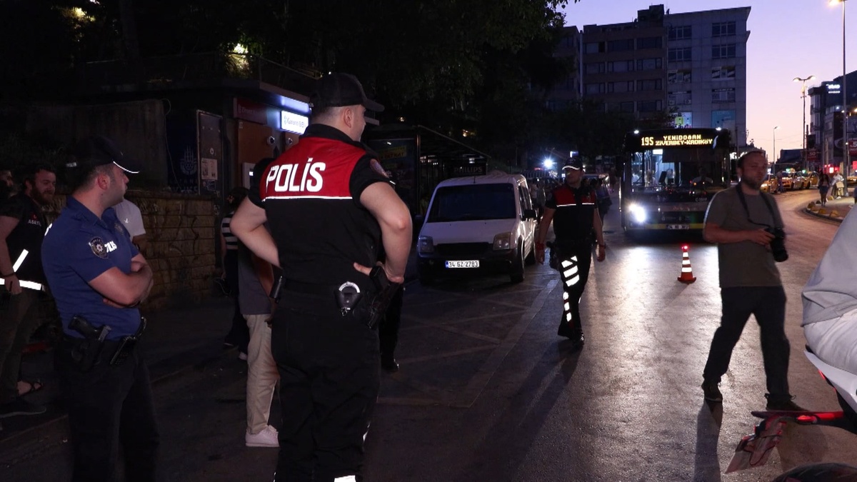 Kadıköy'de 'Huzur İstanbul' denetimi: Helikopter desteğiyle araçlar arandı