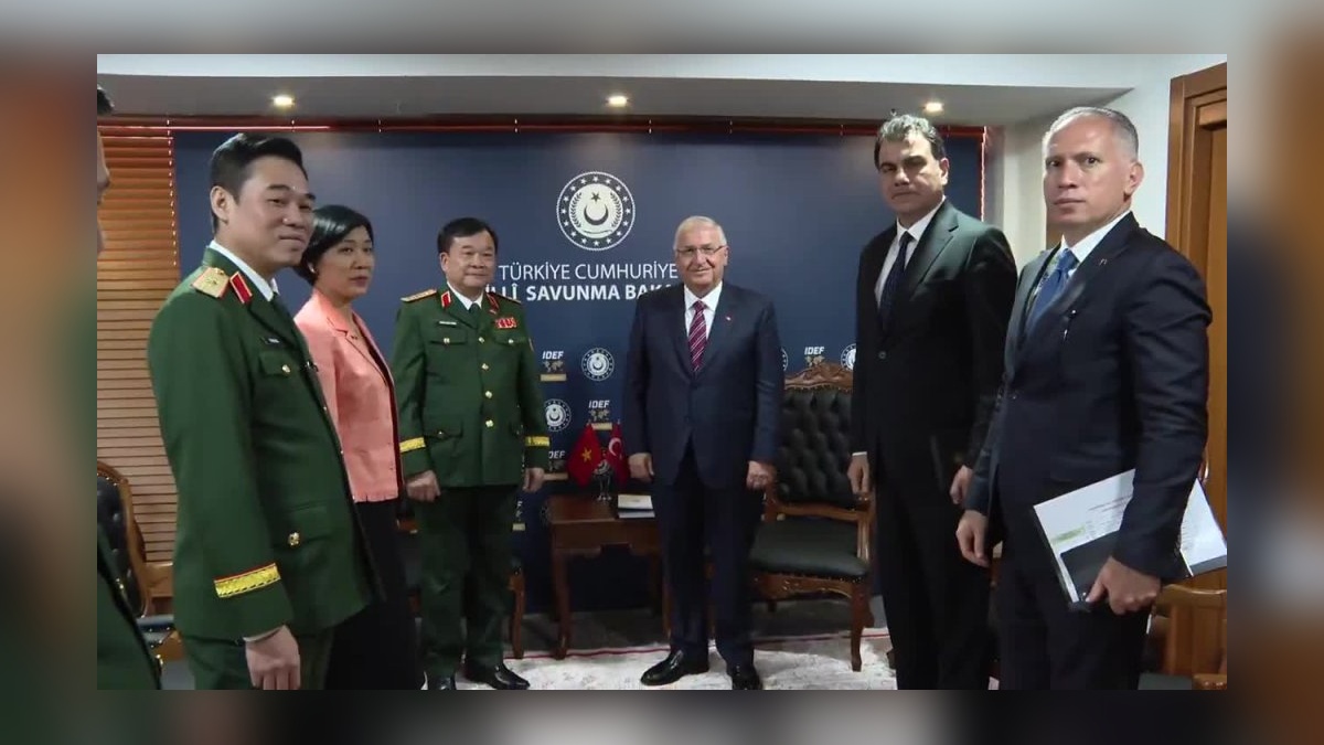 Güler, IDEF 2025'te Vietnam ve Pakistan yetkililerini kabul etti