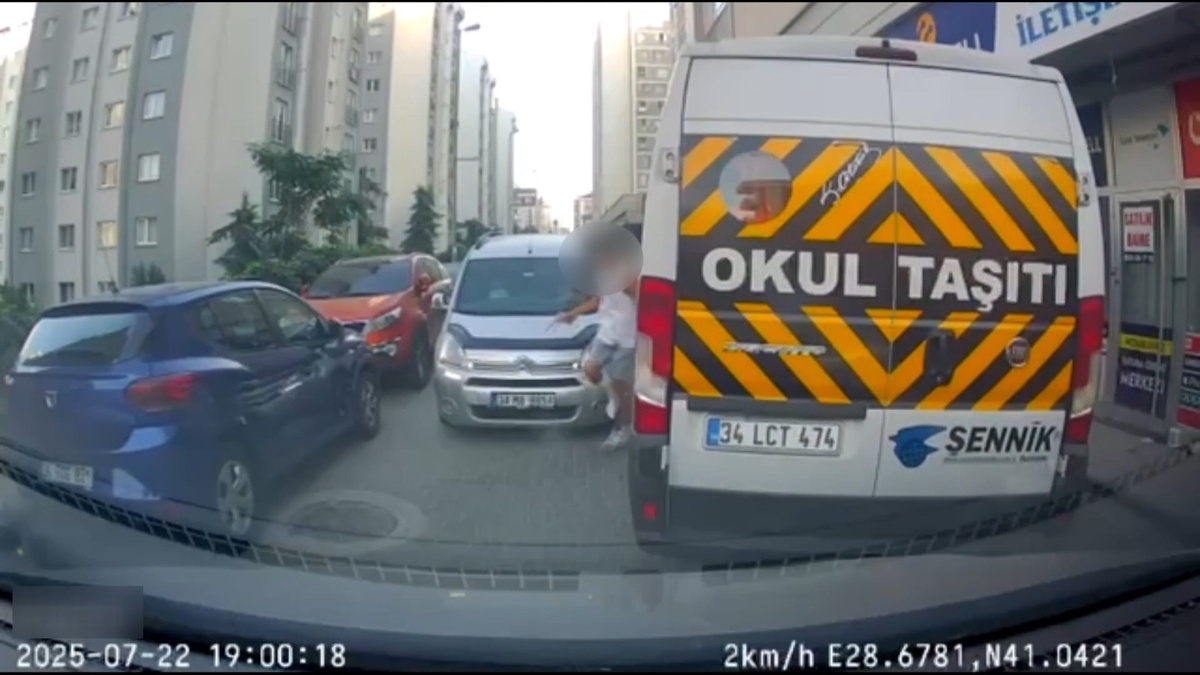 Esenyurt'ta motosikletli tartıştığı sürücüye ateş etti: Silah kurusıkı çıktı