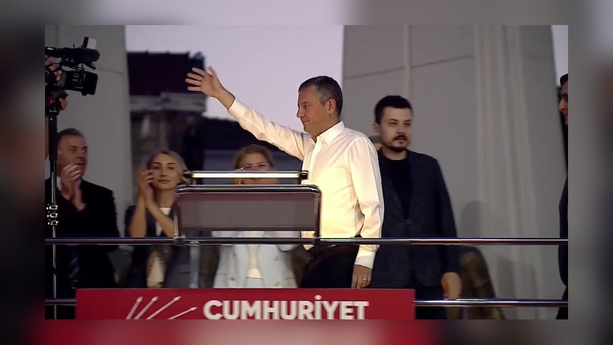Özgür Özel'den Rızvanoğlu ve Avşar'a CHP rozeti: 'Baba evine koşup gelenler var'