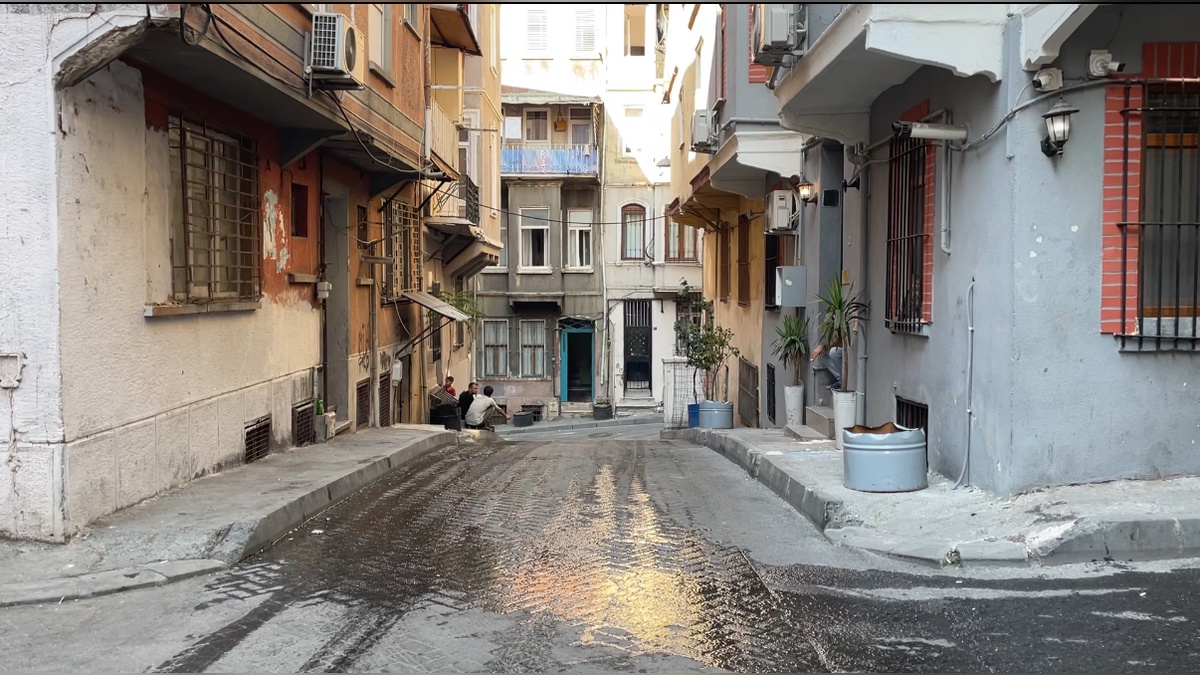 Beyoğlu'nda seyyar satıcı hayatını kaybetti: Tutuklama
