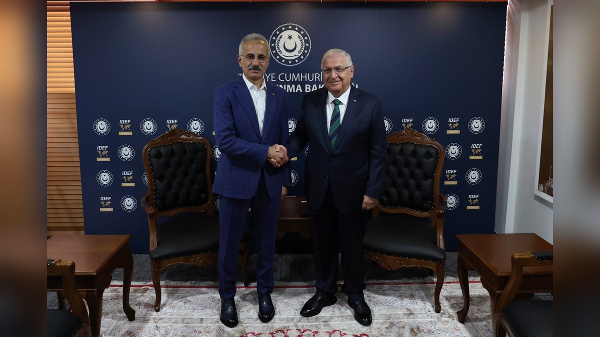Yaşar Güler ve Abdulkadir Uraloğlu, IDEF'25'te buluştu
