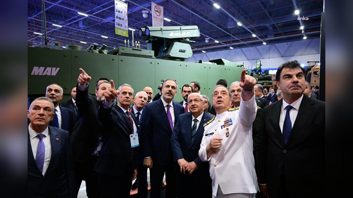 Hakan Fidan, IDEF 2025'i ziyaret etti