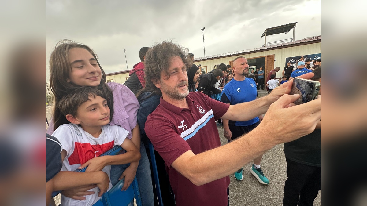 Trabzonspor, Erzurum'da taraftarlarıyla buluştu: Teknik direktör ve oyunculardan destek mesajları