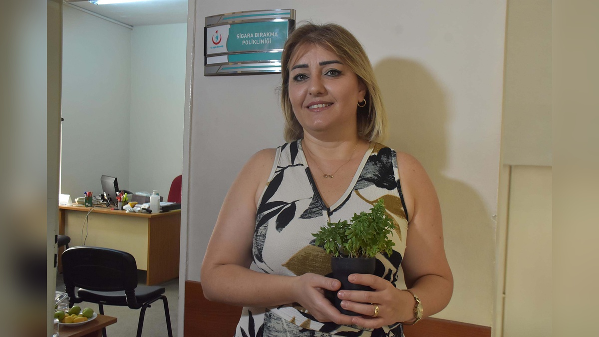 İzmir'de sigarayı bırakan kadın, kül tablasını fesleğen saksısına dönüştürdü