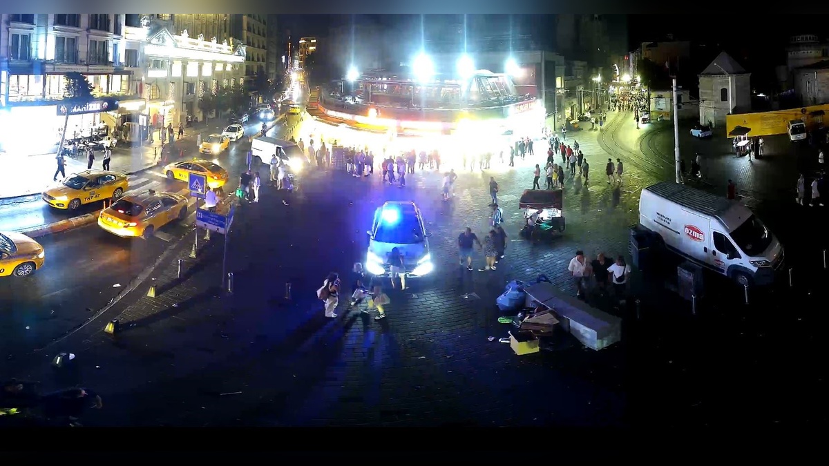 Taksim'de polis aracına saldıran iki kadın yeniden yargılanacak