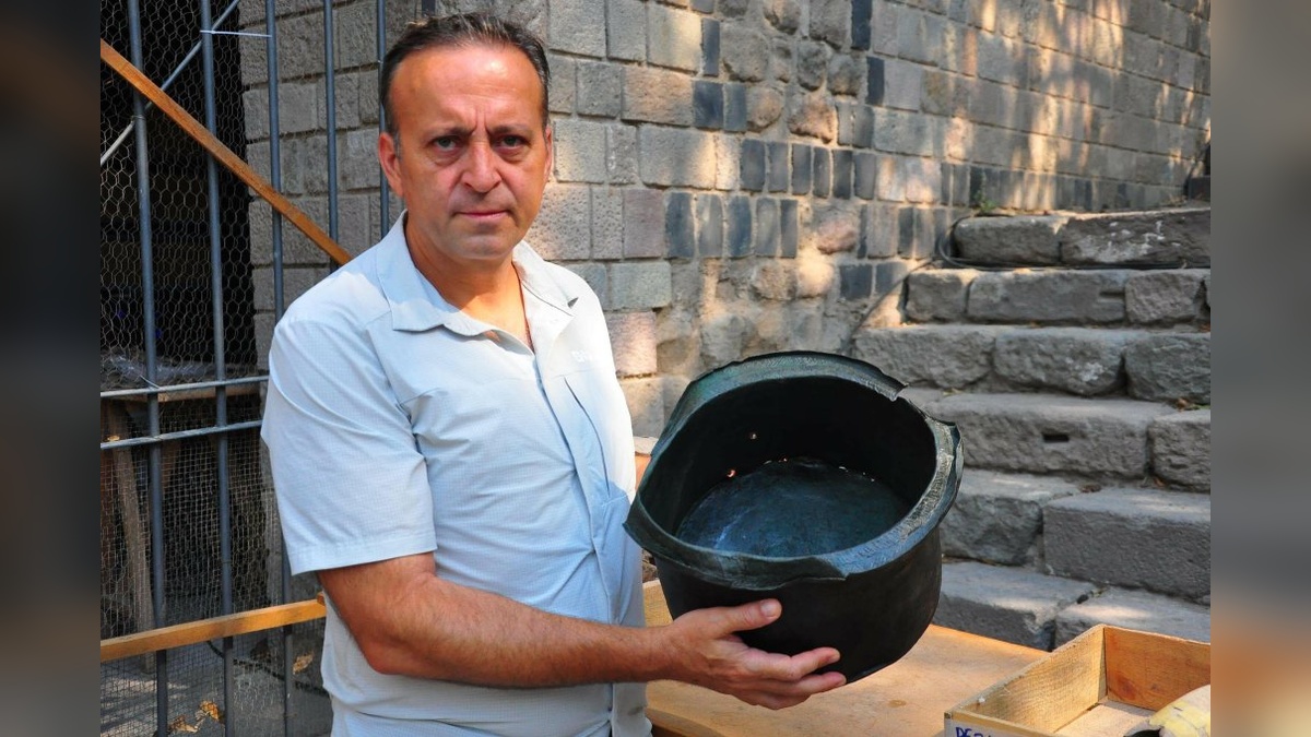 Bergama Antik Kenti'nde Roma dönemi bronz kazan bulundu