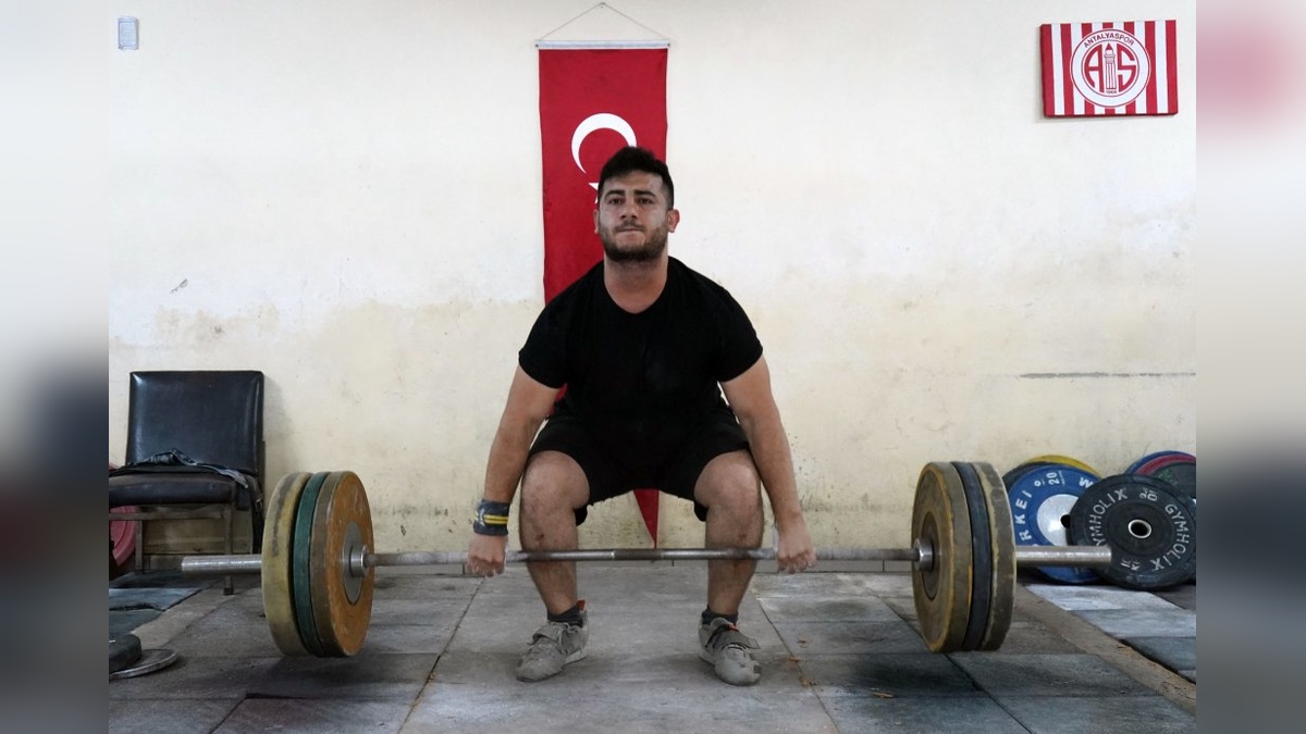 Kepez'de bodrum katında antrenman yapan Mehmet Savga, Avrupa Şampiyonası'na hazırlanıyor