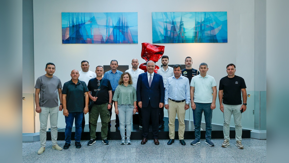 Azerbaycanlı gazi gazeteciler DHA'yı ziyaret etti
