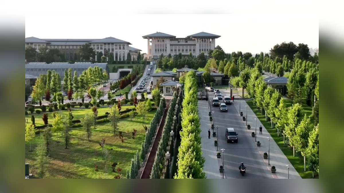 Erdoğan, Tokayev'e Devlet Nişanı verdi
