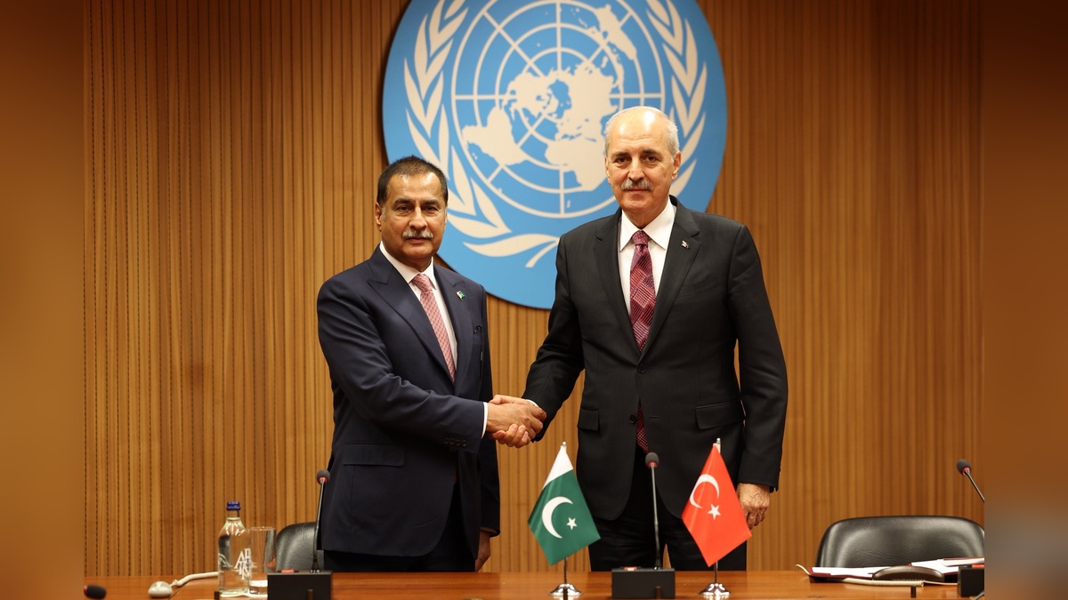 Kurtulmuş, Pakistan Meclis Başkanı Sadık ile görüştü