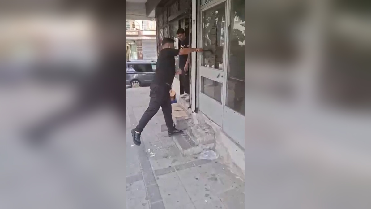 Bağcılar'da kayıp telefon sinyallerini takip eden şahıs telefoncu dükkanını talan etti