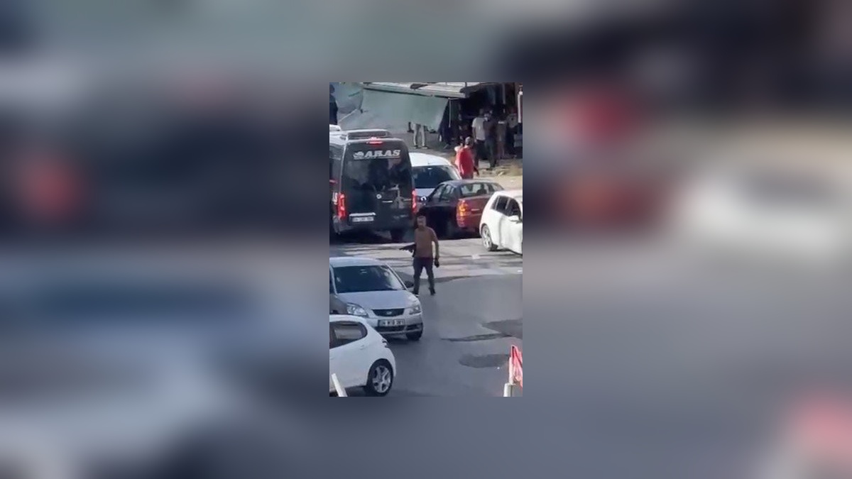 Başakşehir'de pompalı tüfekle tehdit: Trafik durdu, panik yaşandı